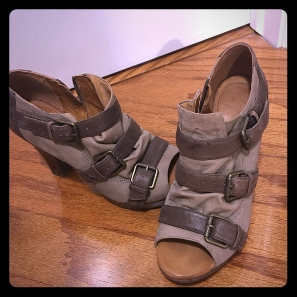 NWOT Nayo peep toed Mules. Size 8‎